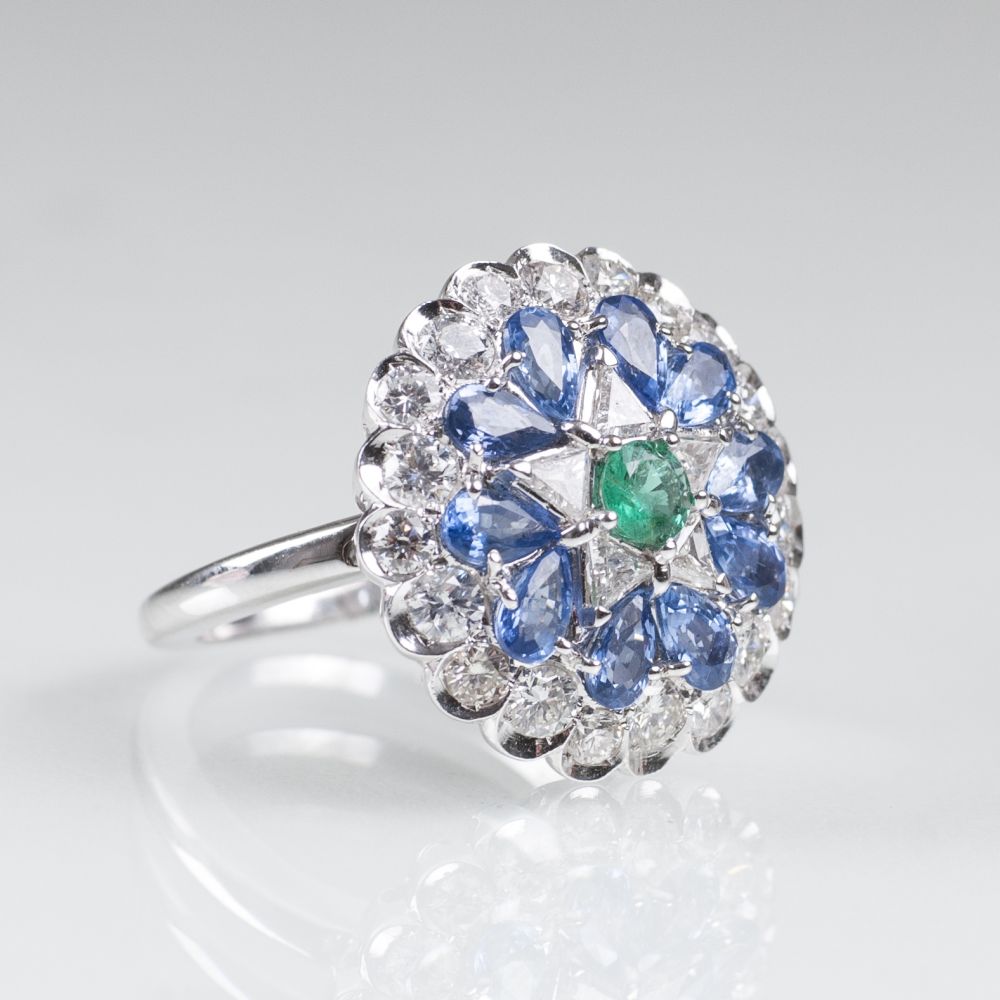 A flowershaped Cocktailring with Diamonds, Sapphires and Emerald