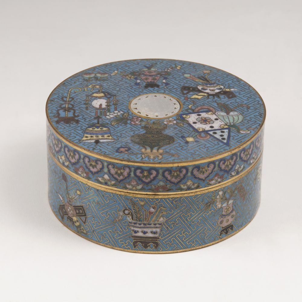 Cloisonné-Dose mit Dekor 'Acht Kostbarkeiten' Cloisonné-Dose mit Dekor 'Acht Kostbarkeiten'