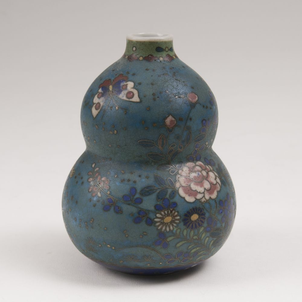 Kleine Porzellan-Vase mit Cloisonné
