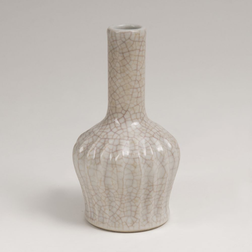A Bottle-shaped Vase with Crackled Glaze