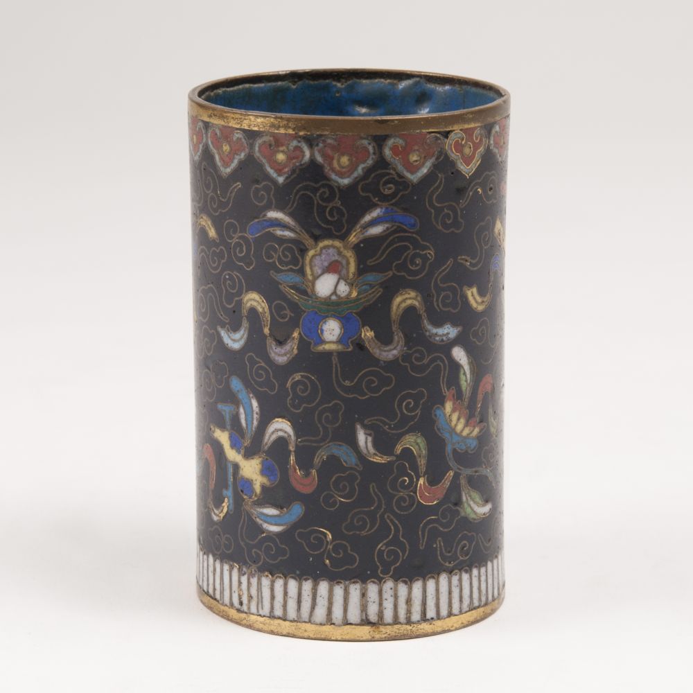Cloisonné-Pinselbecher mit den Attributen der acht Unsterblichen Cloisonné-Pinselbecher mit den Attributen der acht Unsterblichen