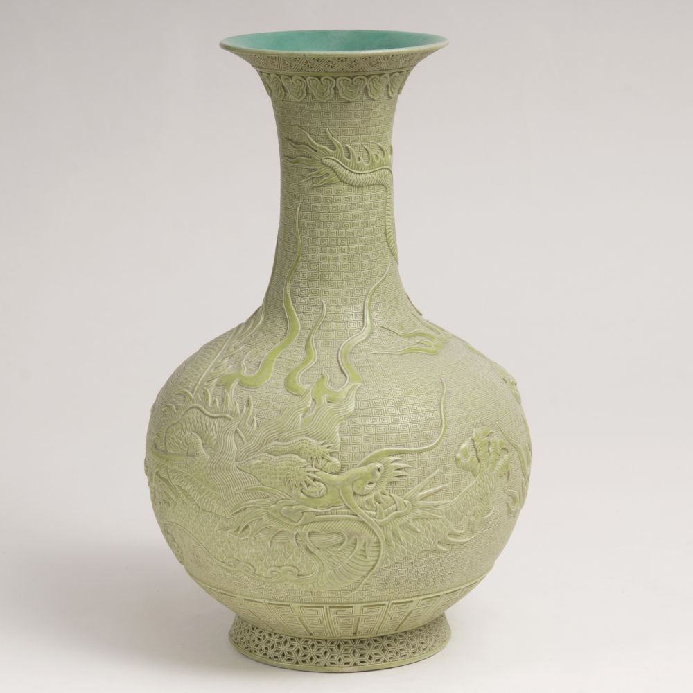 Limonengrüne 'Drachen'-Flaschenvase mit Relief-Dekor