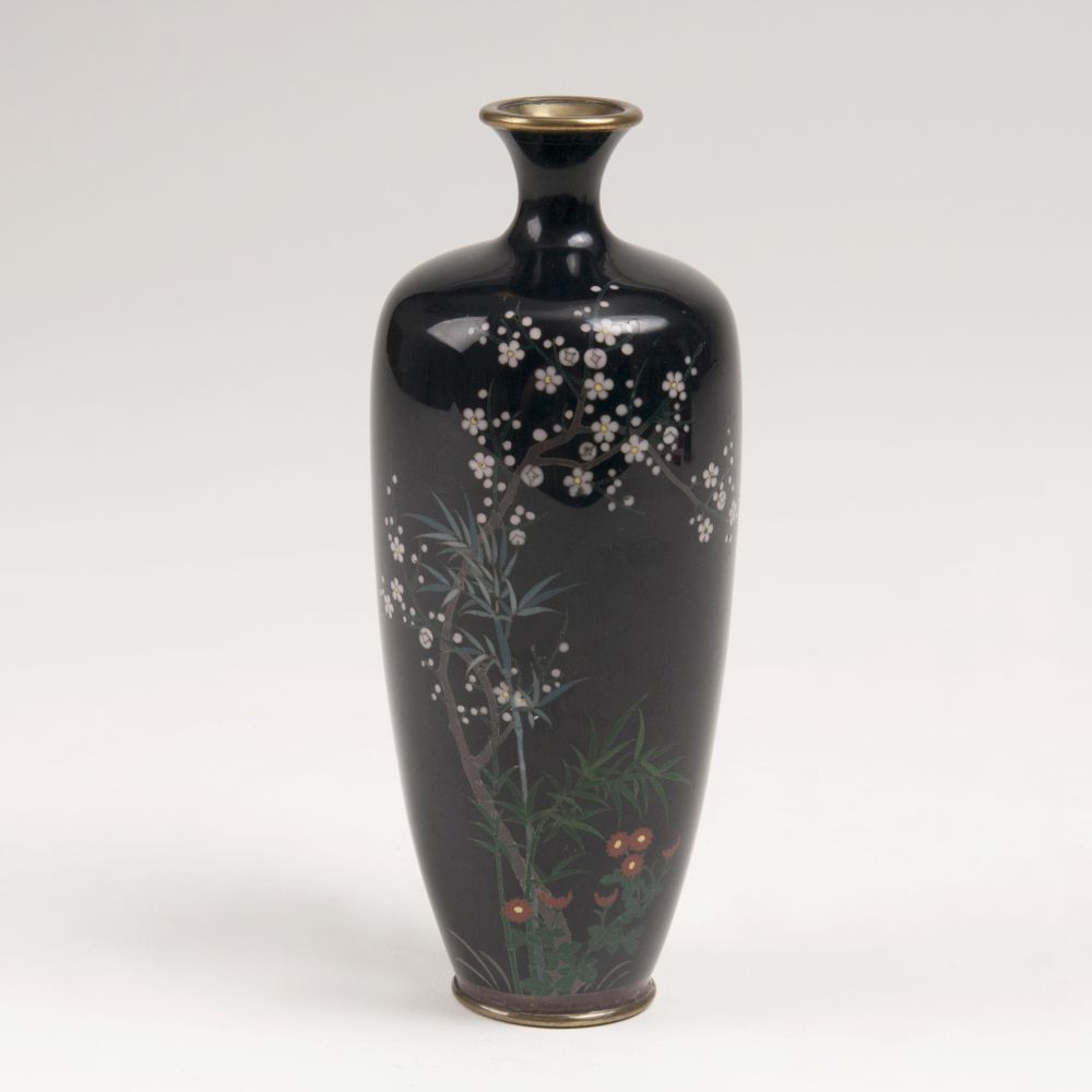 Feine Cloisonné-Vase mit Prunus