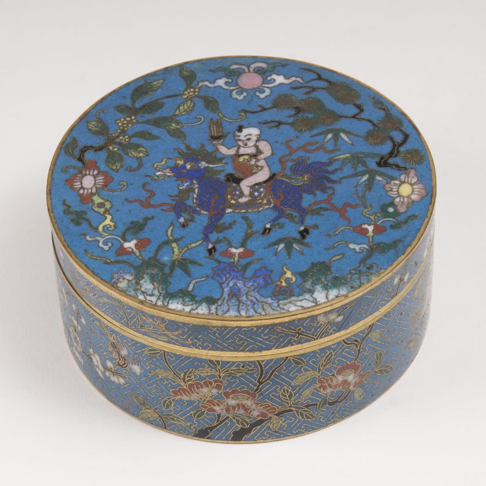 Cloisonné-Dose mit Reiter auf Qilin Cloisonné-Dose mit Reiter auf Qilin