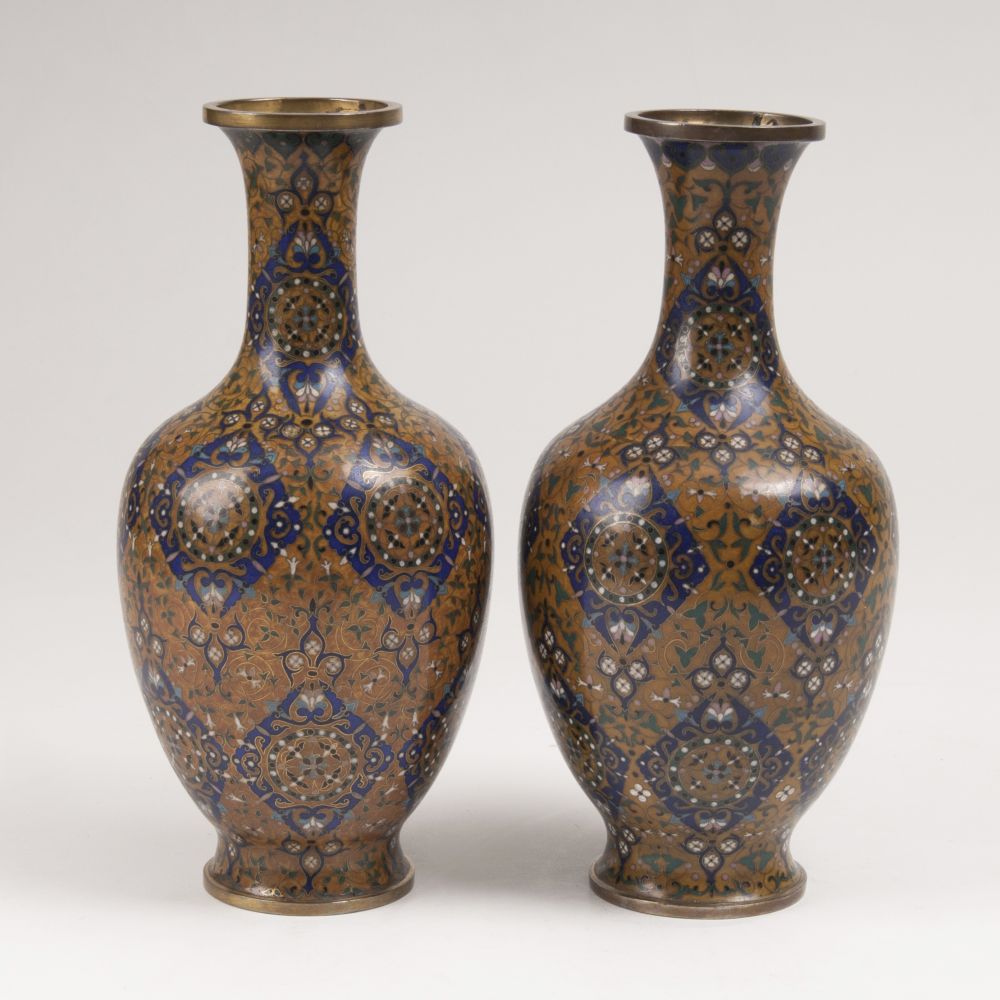 Paar feiner Cloisonné-Vasen mit Rauten-Dekor