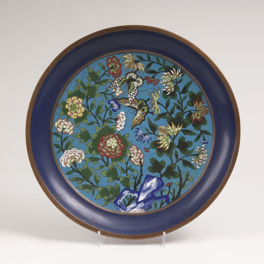 Cloisonné-Teller mit Schmetterlingen und Blumen Cloisonné-Teller mit Schmetterlingen und Blumen