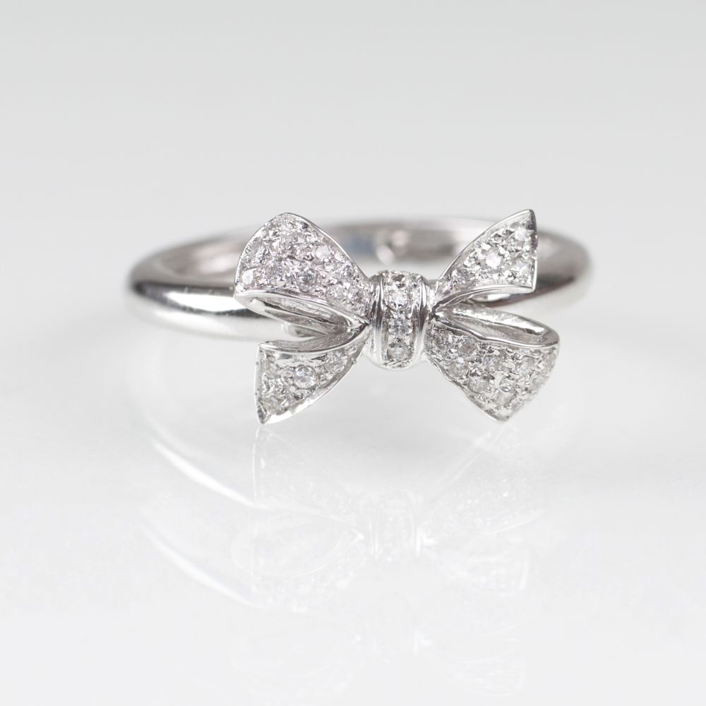 A petite Diamond Ring with Ribbons