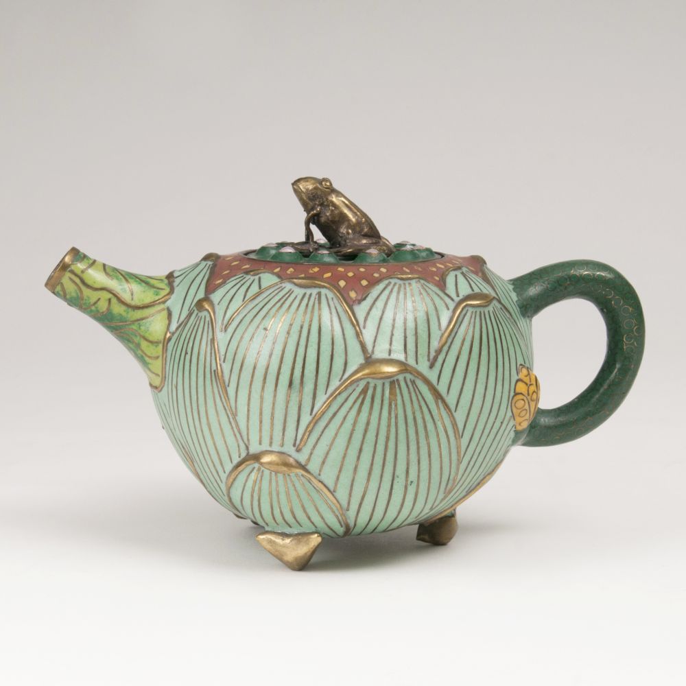 Wang Yajun, zugeschr. - Außergewöhnliche Cloisonné-Teekanne mit Froschknauf Außergewöhnliche Cloisonné-Teekanne mit Froschknauf
