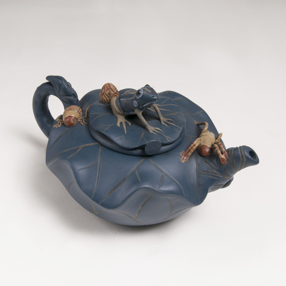 A Yixing Teapot with Frog-form Finial