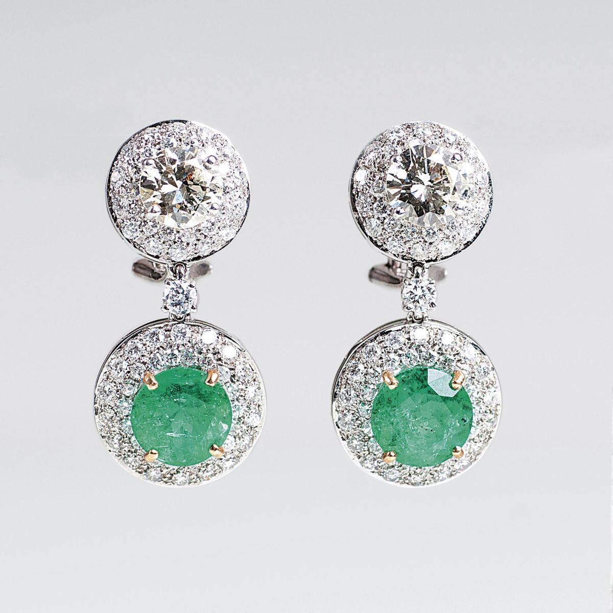 Paar hochfeiner Brillant-Smaragd-Ohrringe