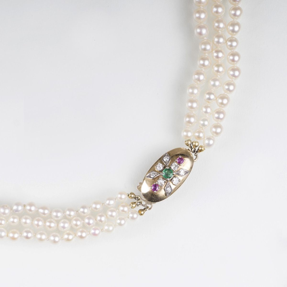 Mehrreihige Perlenkette mit Edelstein-Schließe