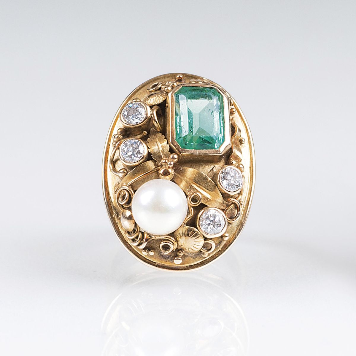 A Vintage Gold Ring with Emerald, Diamond and Pearl