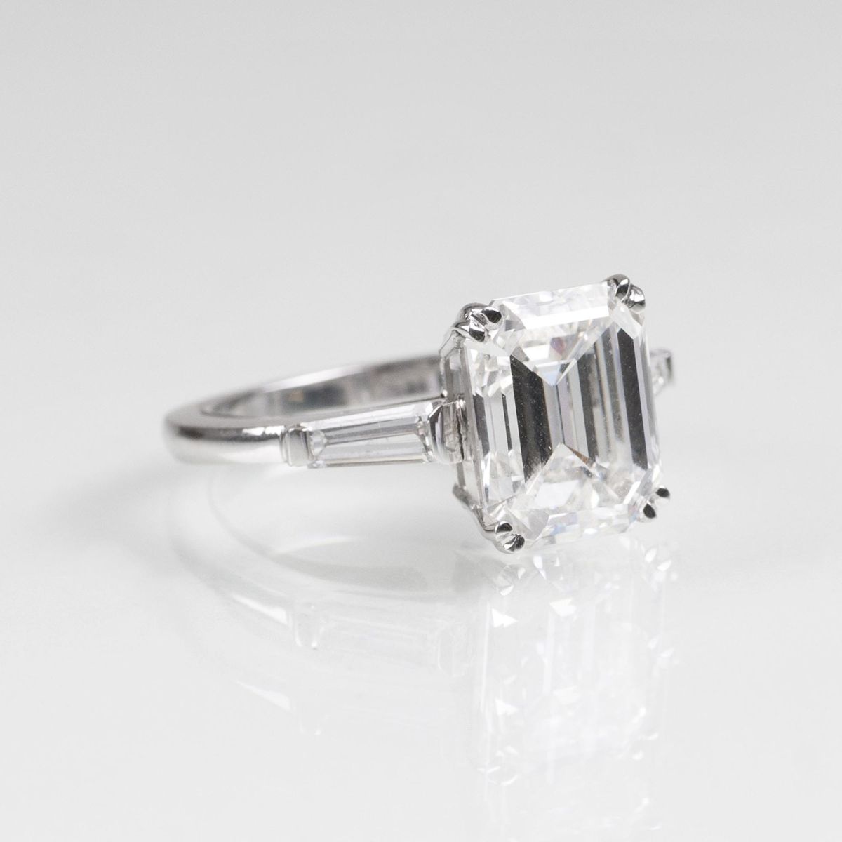 A Highcarat, Rare White Solitaire Diamond Ring - image 2