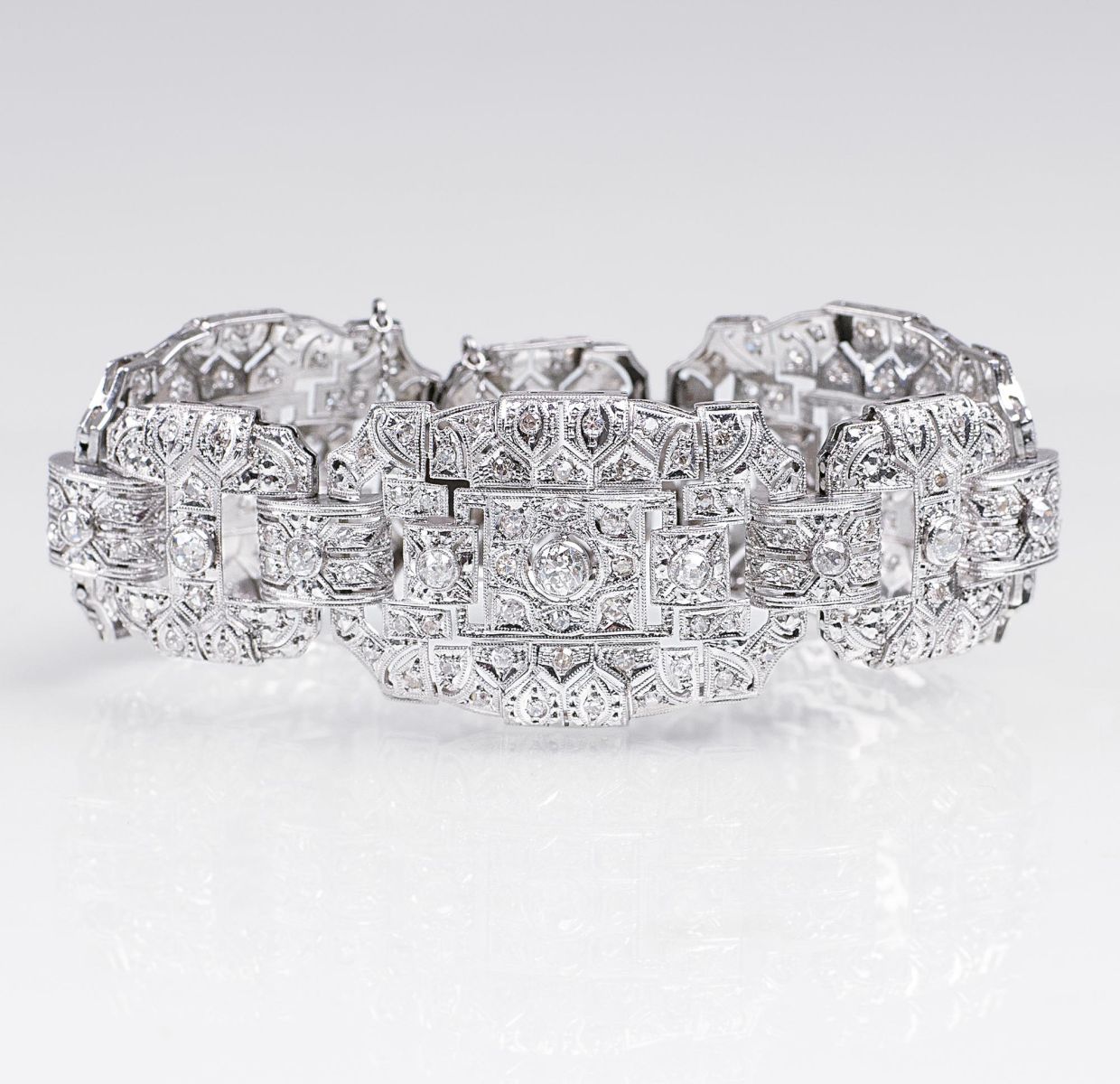 An opulent Diamond Bracelet in the style of Art-déco - image 2