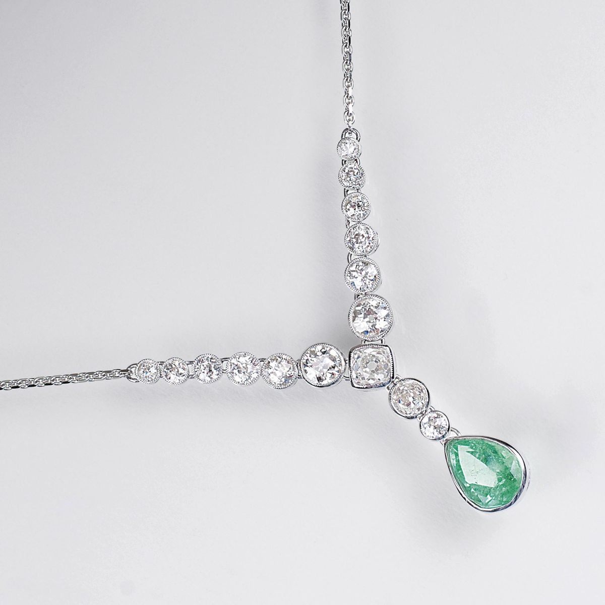 Smaragd-Anhänger mit Altschliffdiamanten an Kette Smaragd-Anhänger mit Altschliffdiamanten an Kette