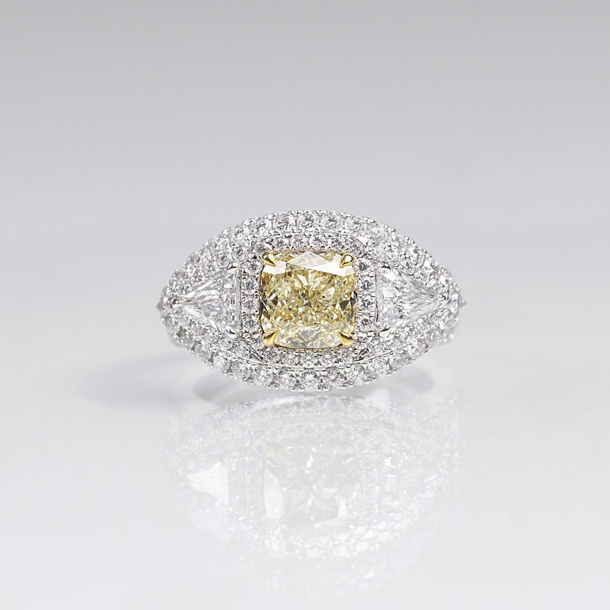 Fancy-Diamant-Ring mit Brillant-Besatz