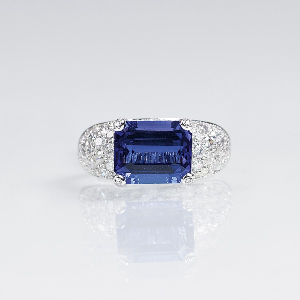 A fine Tanzanite Diamond Ring