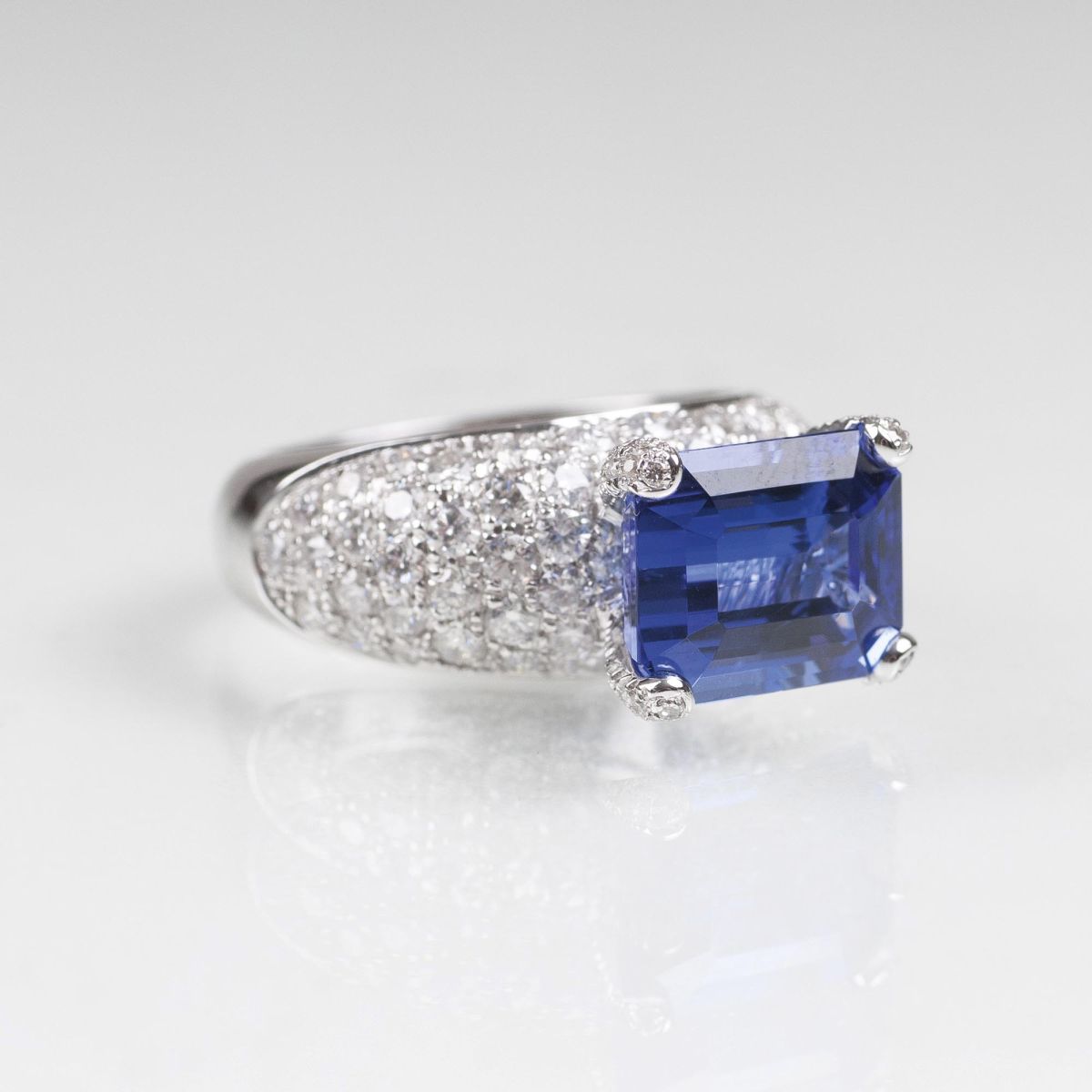A fine Tanzanite Diamond Ring - image 2