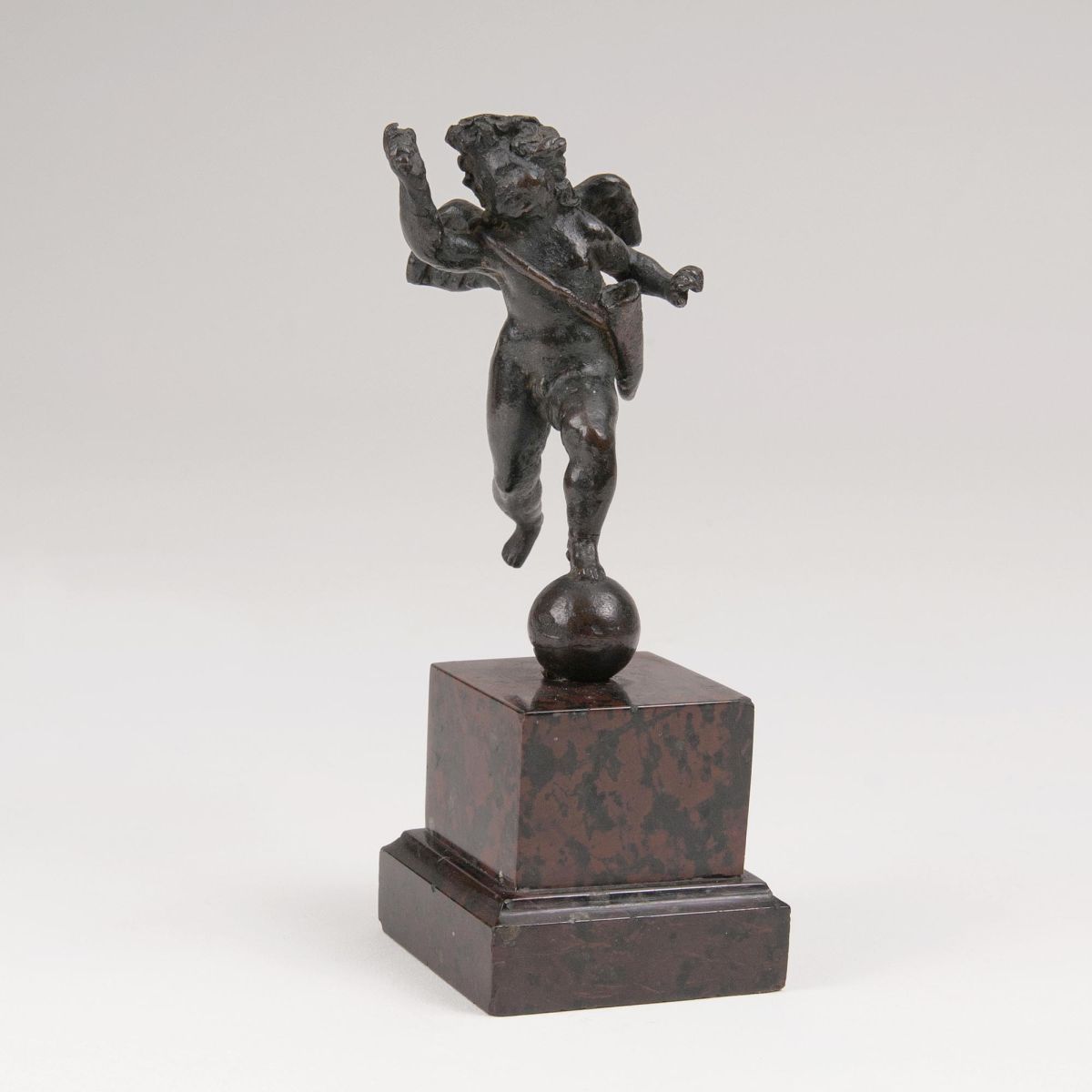 Kleinbronze 'Amor in eiligem Lauf'