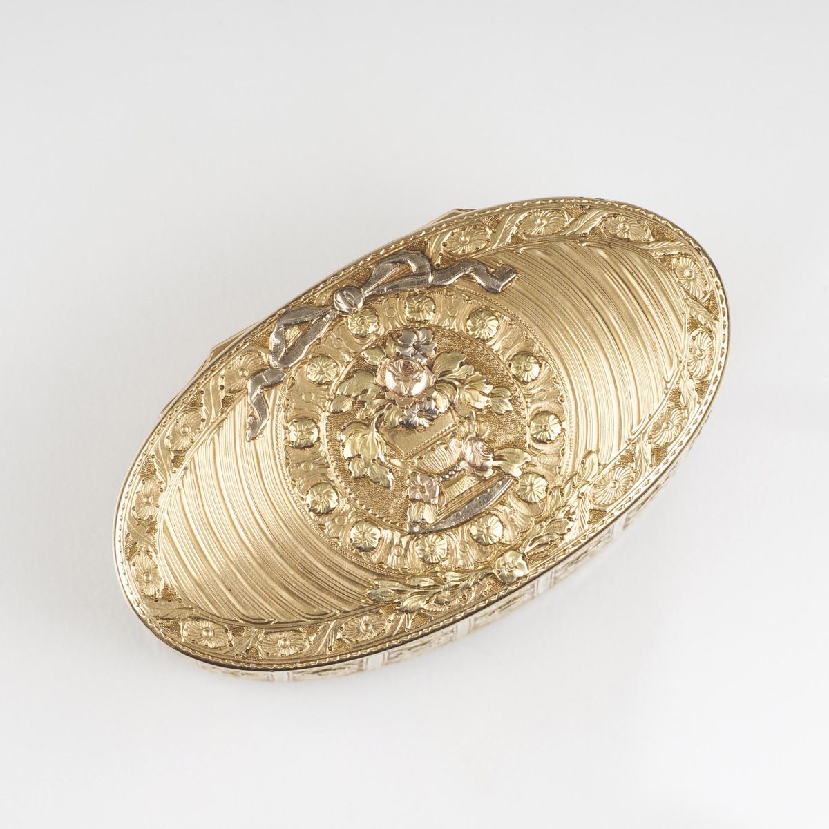 A very fine Louis-Quinze Gold Tabatière - image 2