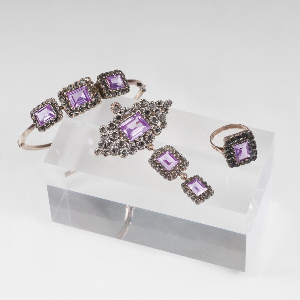 Antike Schmuck-Parure Antike Schmuck-Parure