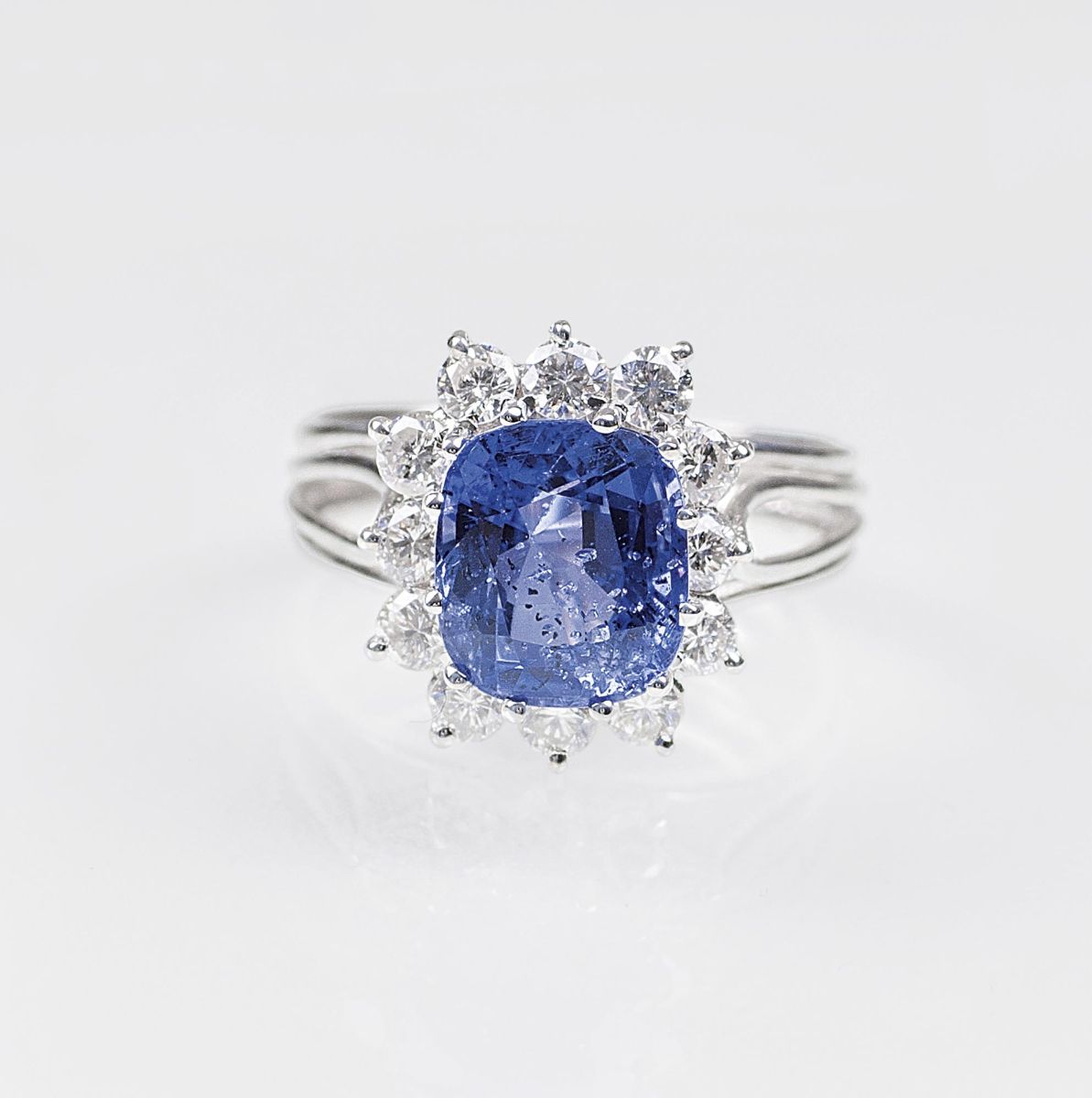 Hochfeiner, natürlicher Saphir-Ring mit Brillant-Besatz Hochfeiner, natürlicher Saphir-Ring mit Brillant-Besatz
