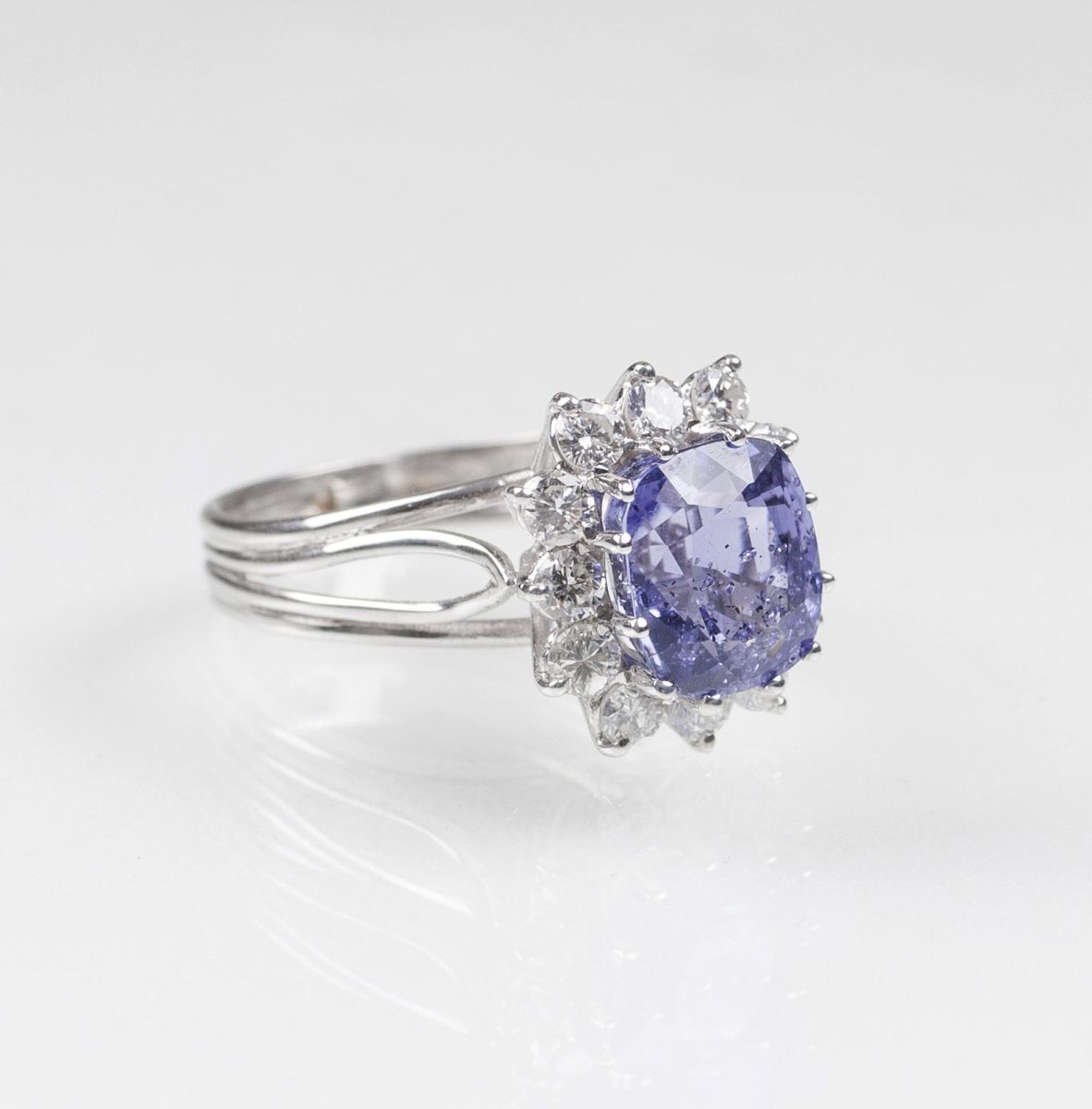 A very fine, natural Sapphire Ring with Diamonds - image 2