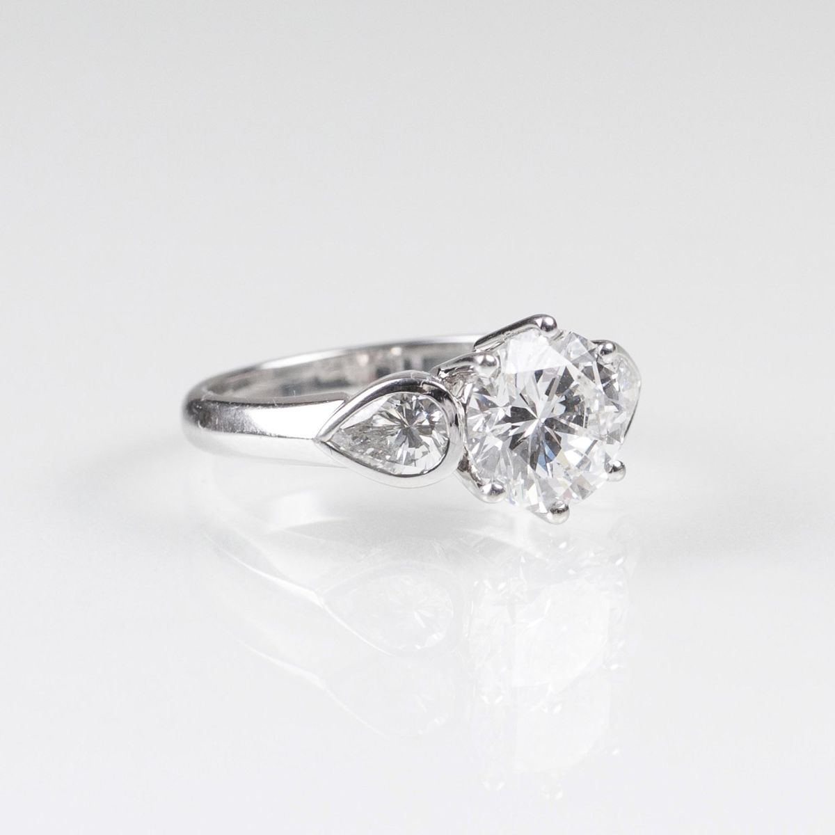 A very fine Solitaire Diamond Ring - image 2