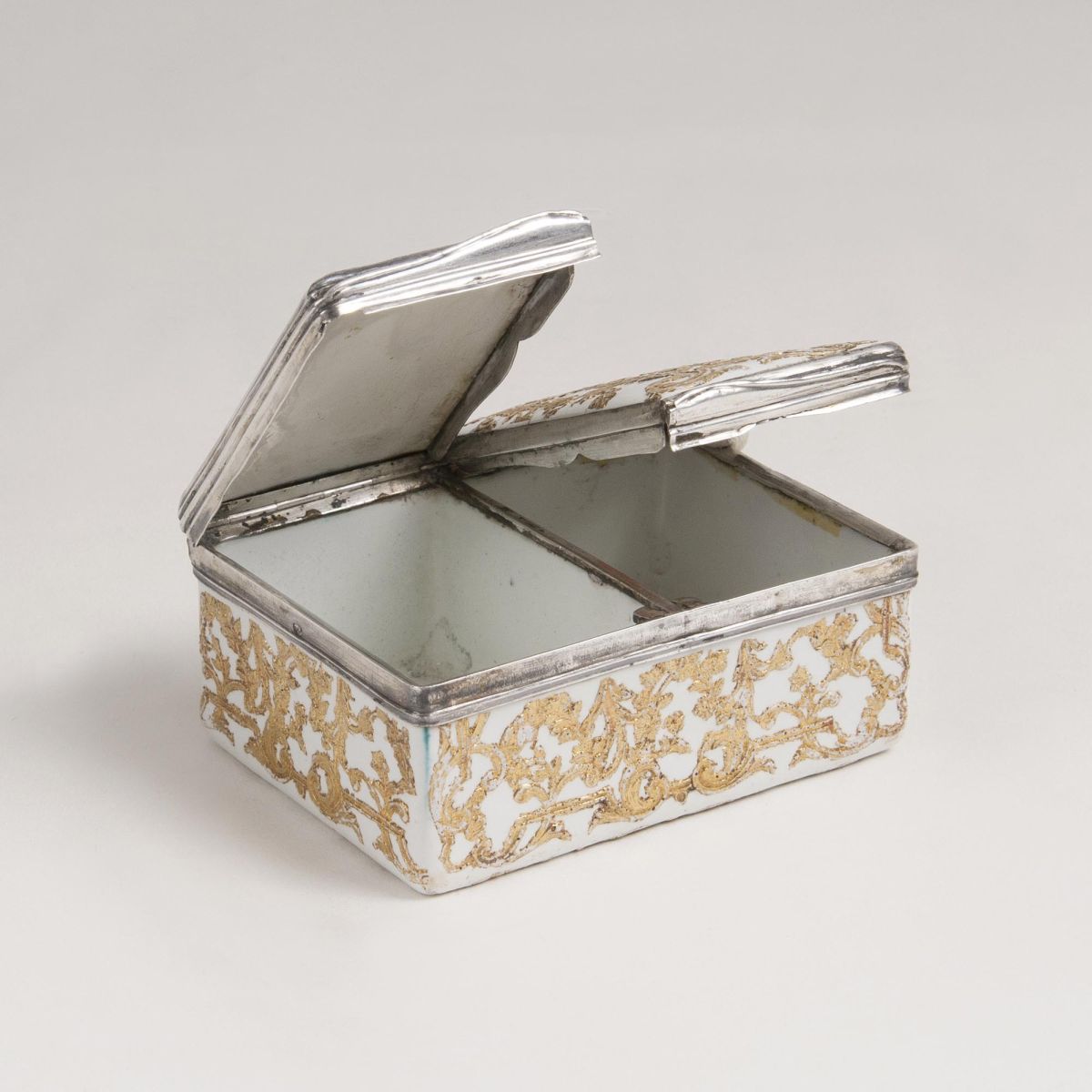 A Berlin Enamel Snuff Box with Gold Relief Decor - image 2