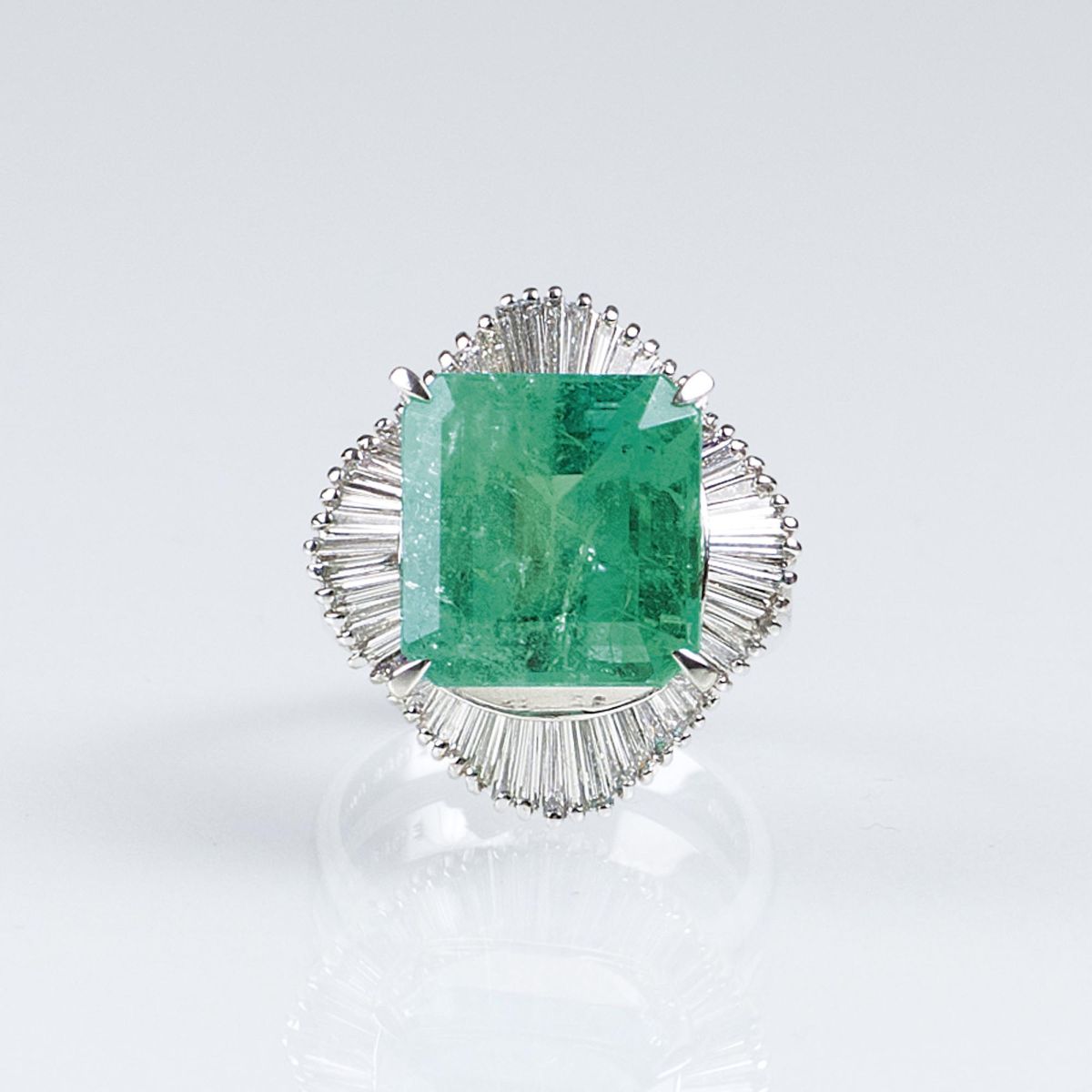 A very fine Colombian Emerald Ring with Diamonds