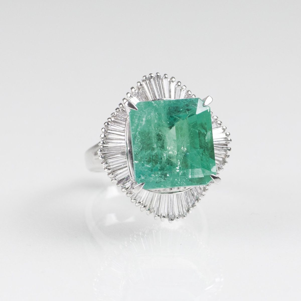 A very fine Colombian Emerald Ring with Diamonds - image 2