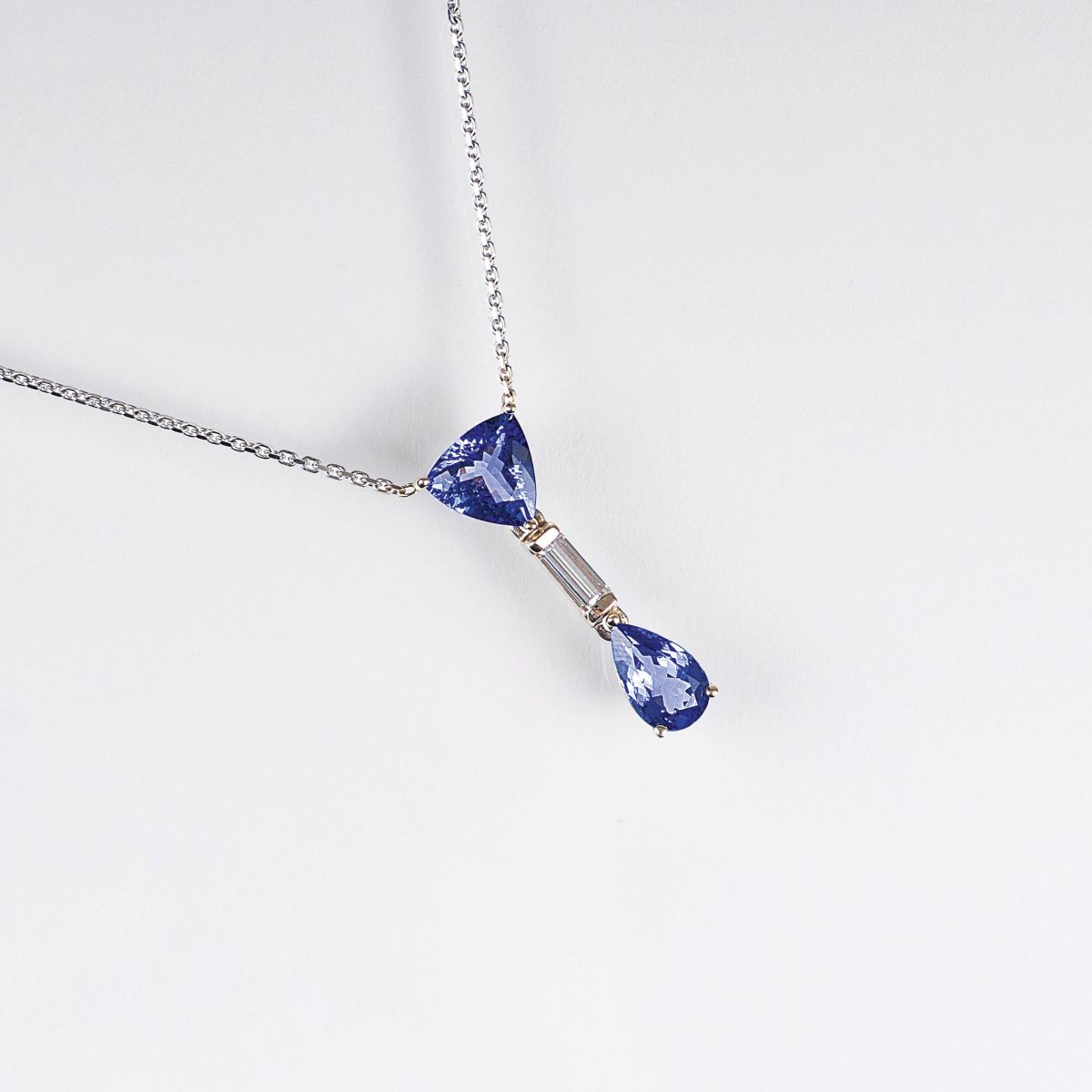 Tansanit-Diamant-Anhänger an Kette Tansanit-Diamant-Anhänger an Kette