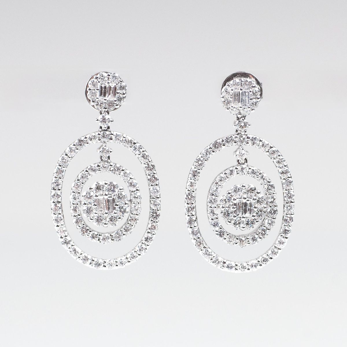 Paar eleganter Diamant-Brillant-Ohrringe