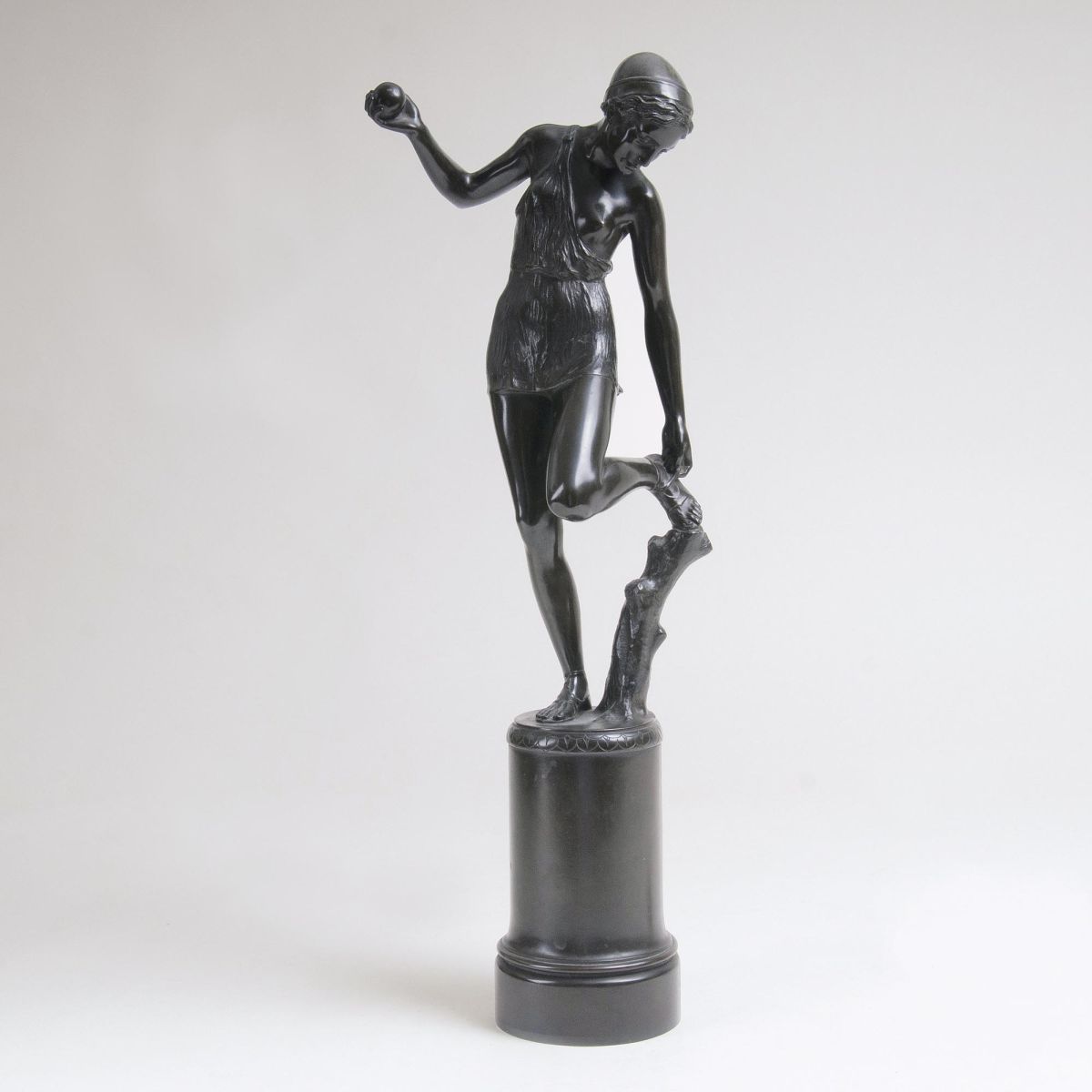 Figur 'Antike Athletin mit Kugel'