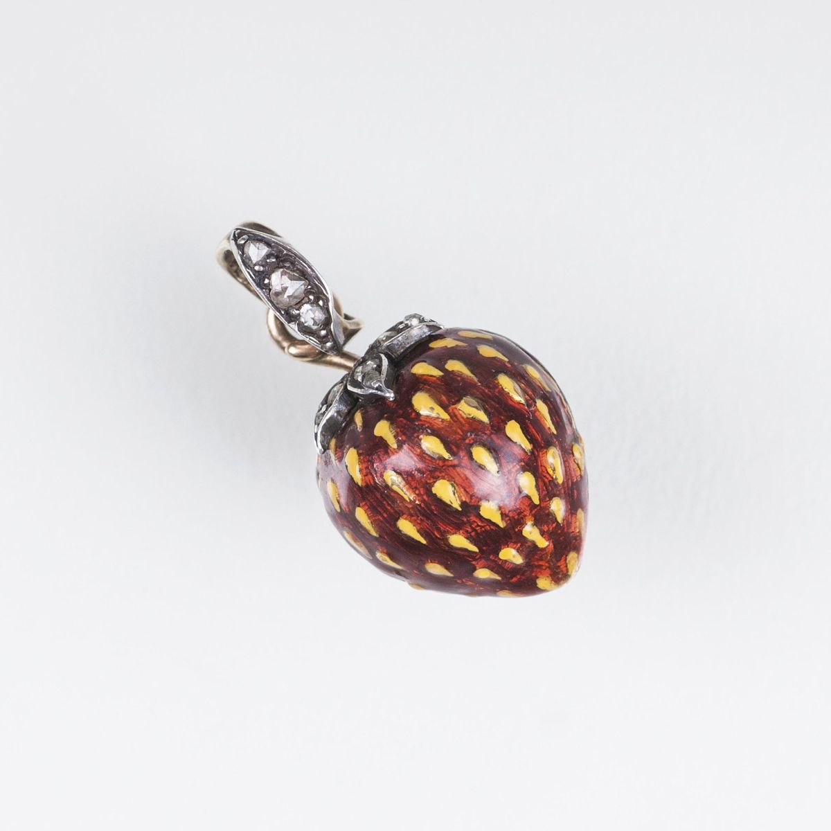 A Victorian Vinaigrette Pendant 'Strawberry' with Enamel and Diamonds