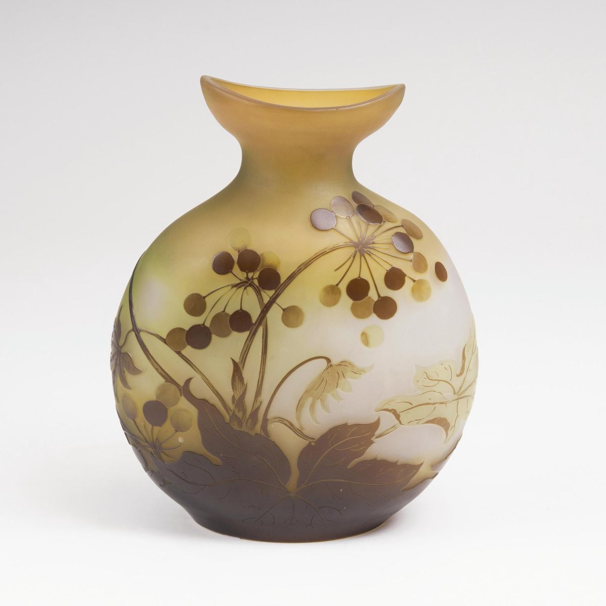 Herzförmige Vase mit Scheinrebe