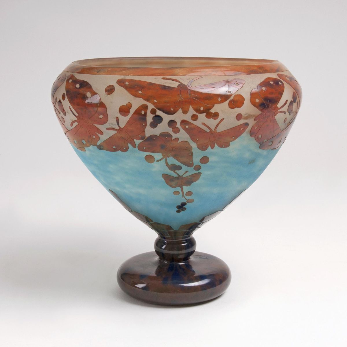 Verreries Schneider, gegr. 1913 von Ernest und Charles Schneider - A Large Footed Bowl with Butterflies A Large Footed Bowl with Butterflies