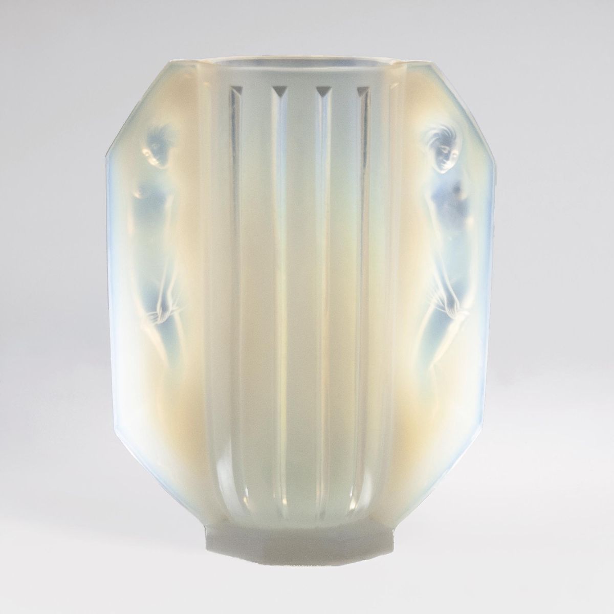 Art-déco Opalglas-Vase mit Frauenakten