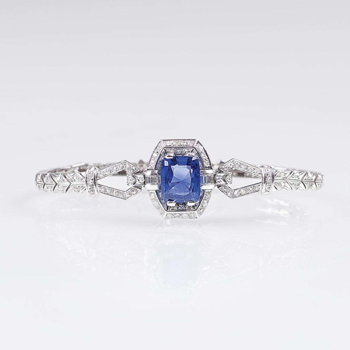A splendid Art-déco Diamond Bracelet with Natural Sapphires