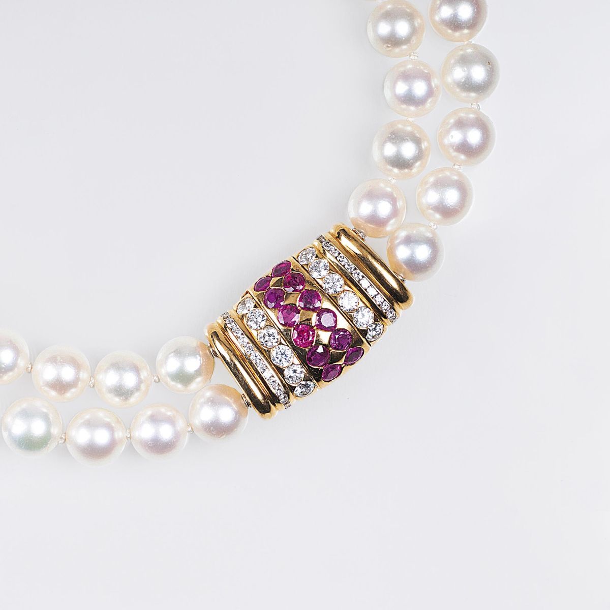 A Pearl Necklace with precious Ruby Diamond Clasp