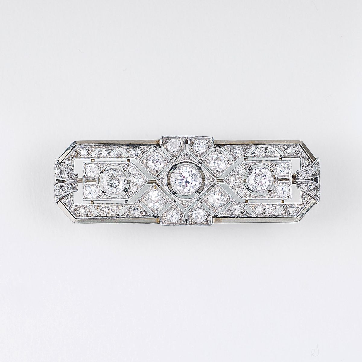 An Art-déco Diamond Brooch