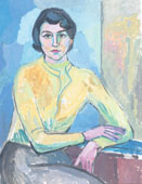 Sitzende junge Frau in Gelb