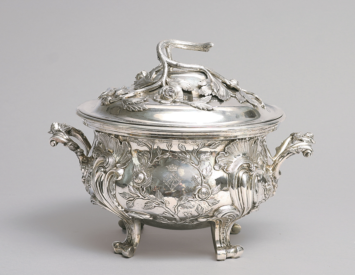 A magnificent tureen with cover, richly decorated