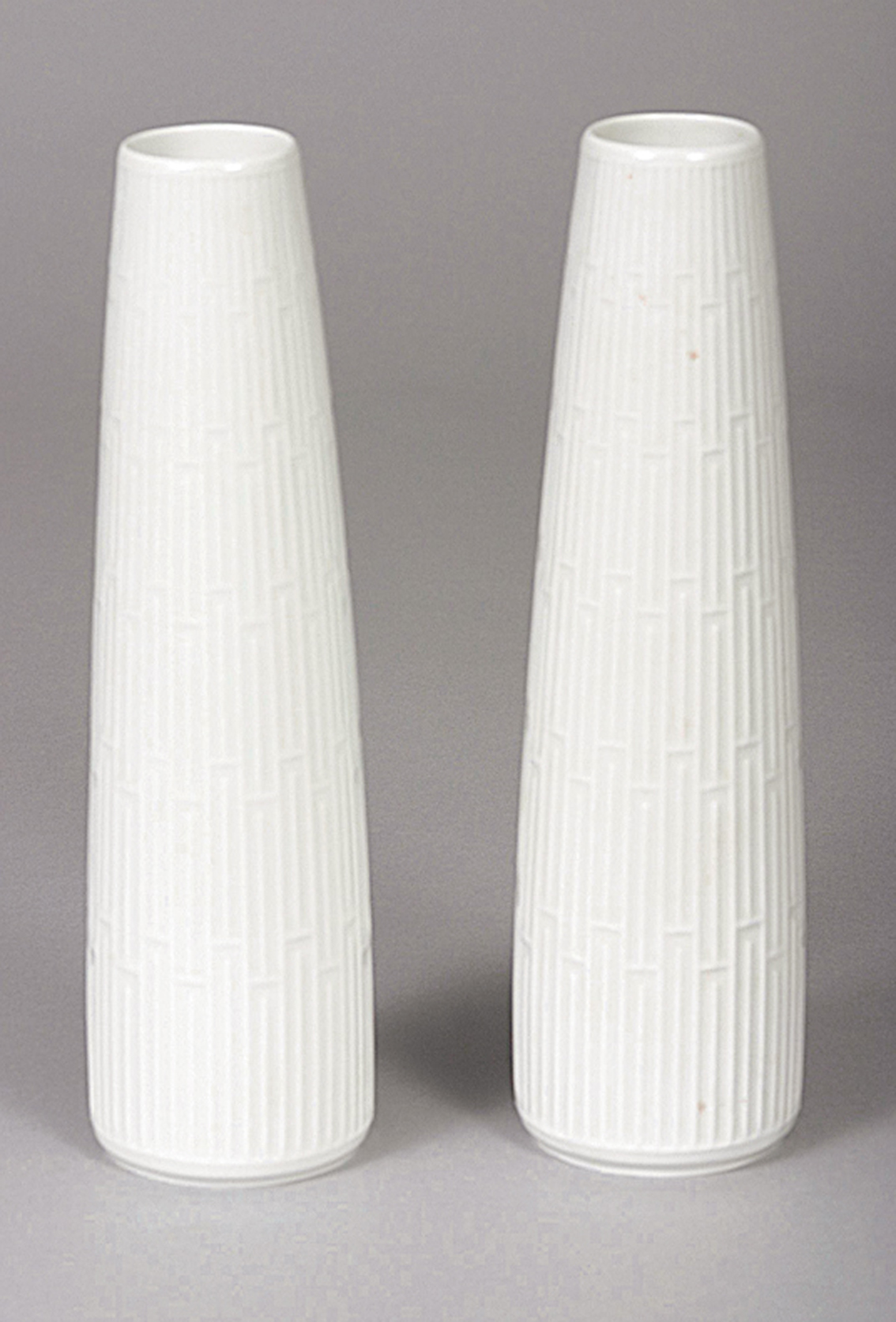 Paar Weißporzellan-Vasen mit geometrischem Reliefdekor