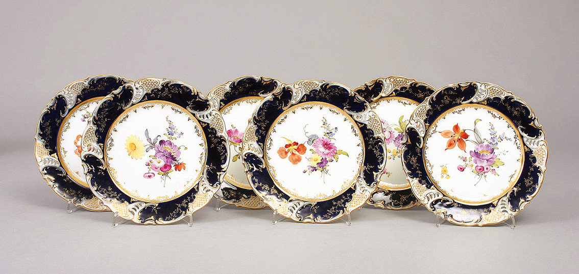 A set of 6 plates desorated with flowers and cobalt blue rims