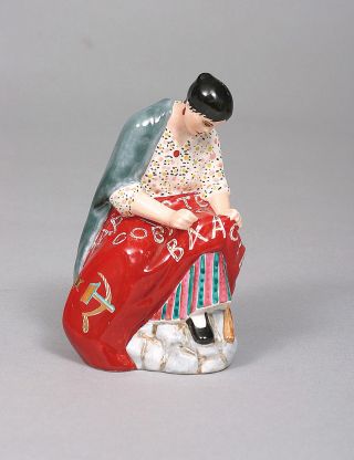 Figur einer Fahnenstickerin