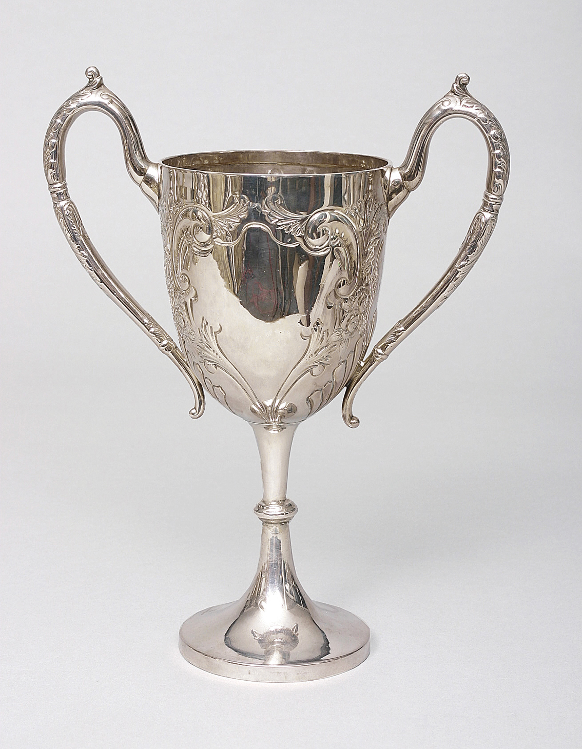 Englischer Jugendstil-Pokal mit floralem Reliefdekor