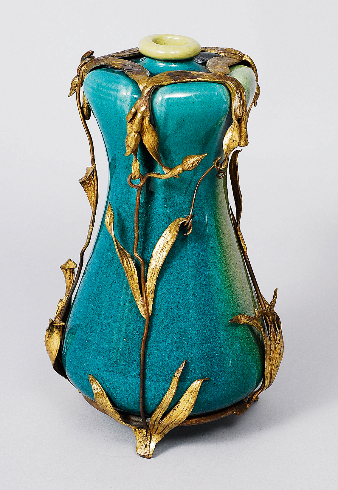 Seltene Vase mit floraler Bronzemontierung
