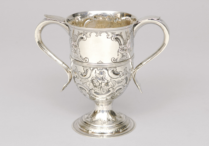 George-III. Pokal mit floralem Relief-Dekor