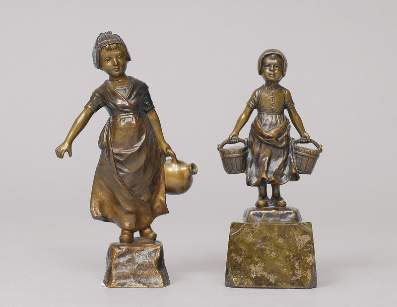 Zwei Bronze-Figuren 'Wasserträgerinnen'